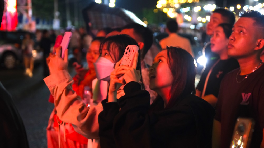 Nhieu nguoi lua chon luu lai khoanh khac dang nho. Anh: Phong Linh.