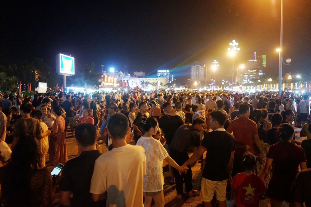 Khu vuc quang truong gan nhu khong con cho trong. Anh: Quach Du