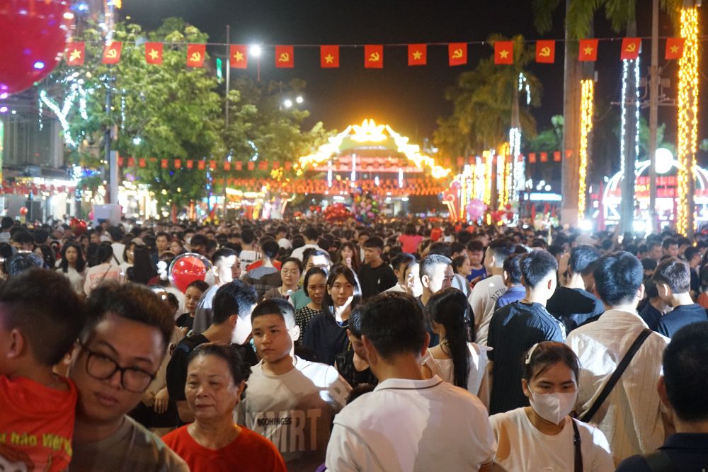 Bien nguoi do ve quang truong Lam Son, tinh Thanh Hoa de chao mung 80 nam Quoc khanh. Anh: Quach Du