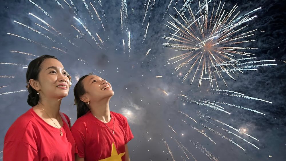Tens of thousands of Hue people poured into the streets to watch fireworks to celebrate the National Day. Photo: Nguyen Luan