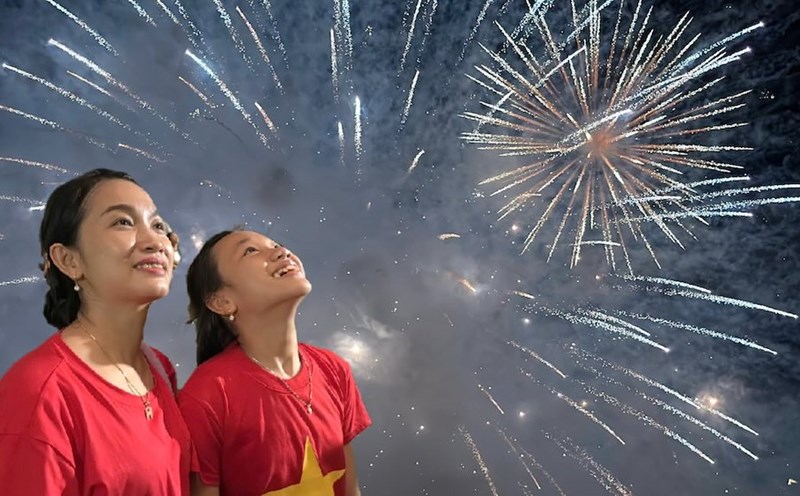Tens of thousands of Hue people poured into the streets to watch fireworks to celebrate the National Day. Photo: Nguyen Luan