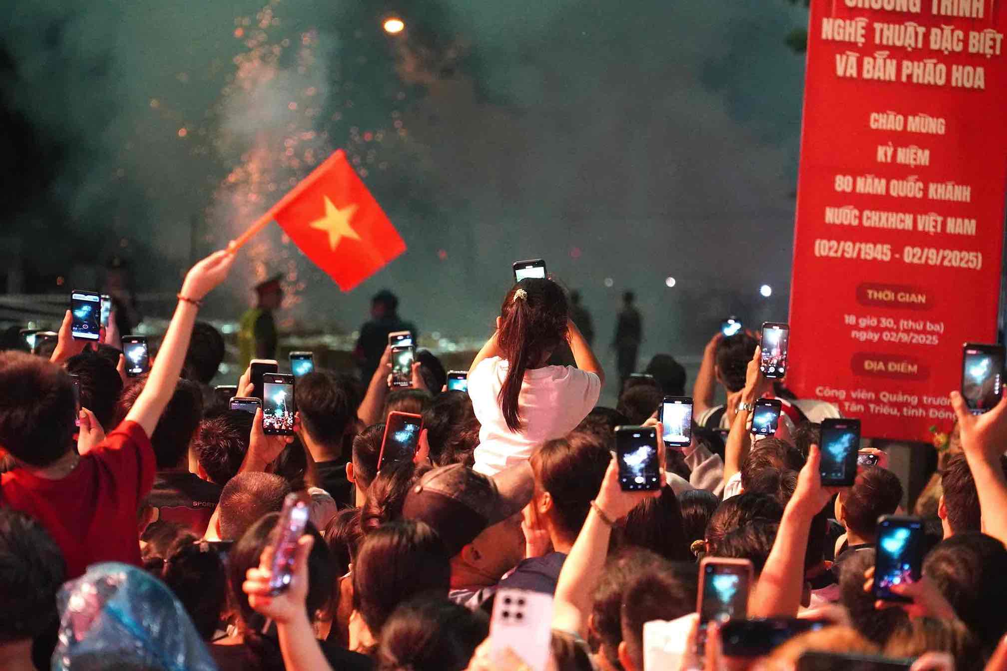 Les habitants de Dong Nai sont impatients de regarder le programme de feux d'artifice pour celebrer la fete nationale du 2 septembre au parc Quang truong quartier de Tan Trieu. Photo : HAC