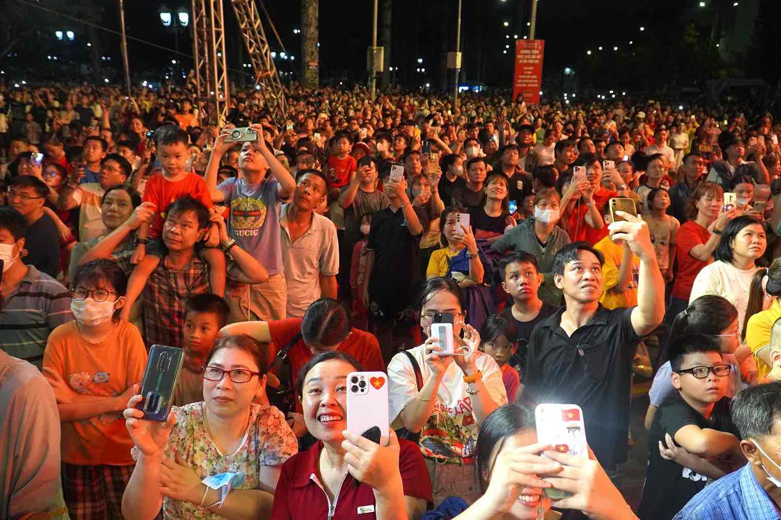 Hang ngan nguoi dan Dong Nai hao huc xem ban phao hoa. Anh: HAC