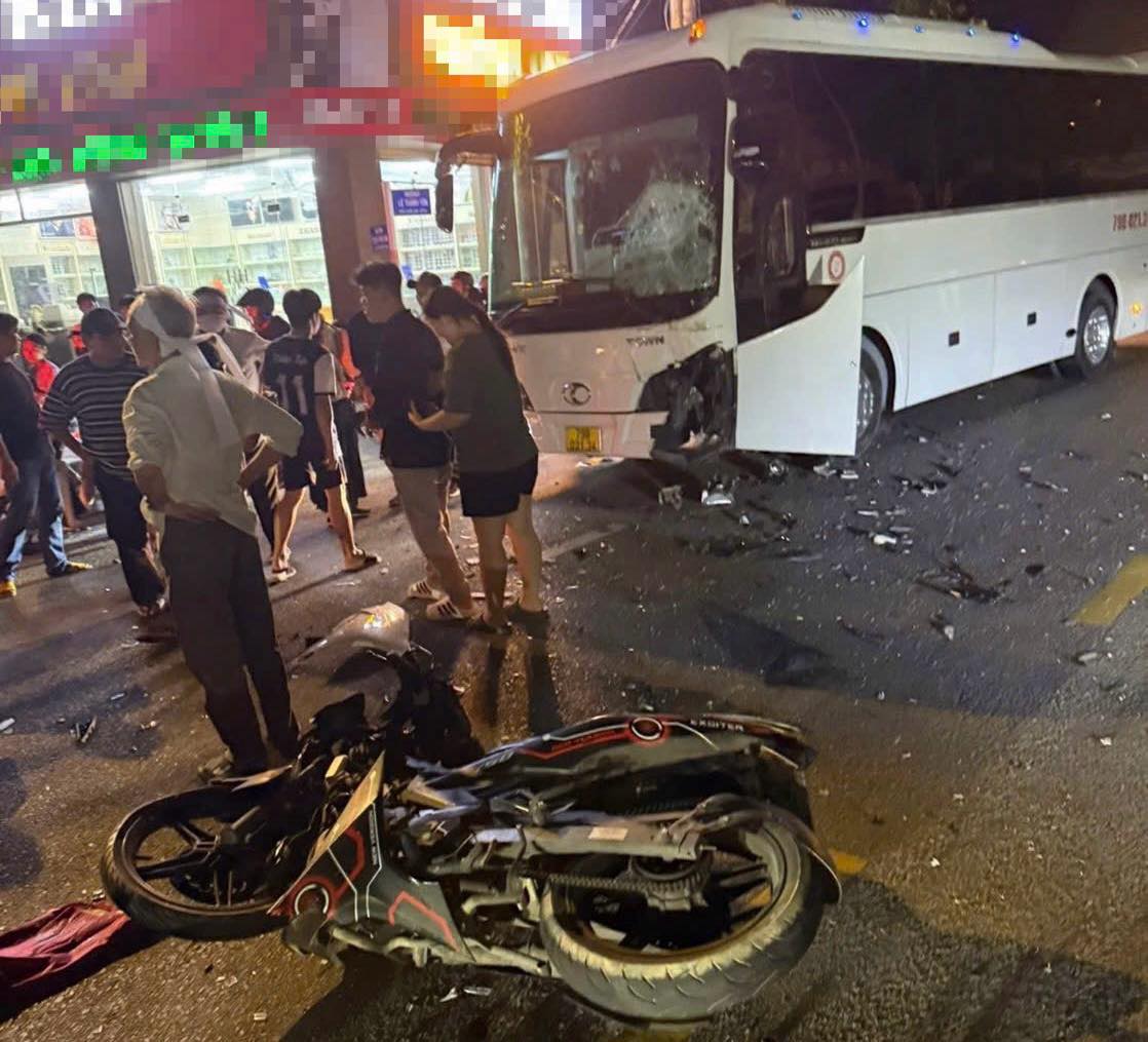 Hien truong vu tai nan khien nguoi di xe may tue vong. Anh: Pham Duy