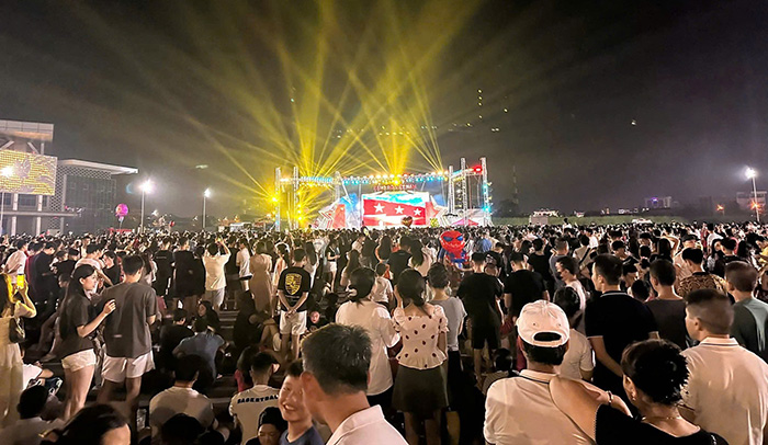 Hang nghin nguoi dan tap trung tai quang truong Nha hat thanh pho Hai Phong toi ngay 3.9. Anh: Mai Chi