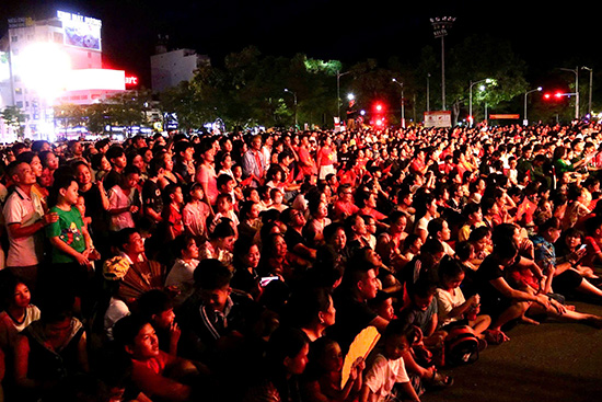 A large audience in Hai Phong watched the art program "Vang Mai Ban Hoc Ca" on the evening of September 2 at the City Theater Square. Photo: Minh Hung