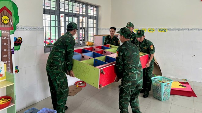 Can bo, chien si don Bien phong Cua khau cang An Thoi ke lai ban ghe, vat dung, don dep ve sinh o truong Mam non An Thoi. Anh: Tien Vinh