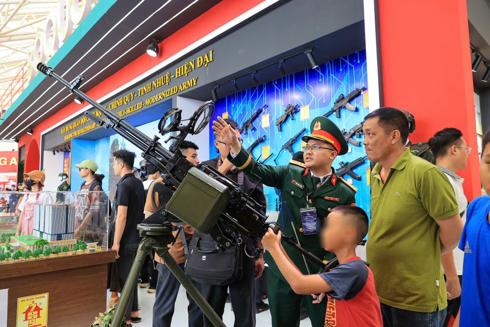 The space of the Ministry of National Defense at the National Achievements Exhibition attracts many visitors to visit and experience. Photo: VGP/Nhat Bac