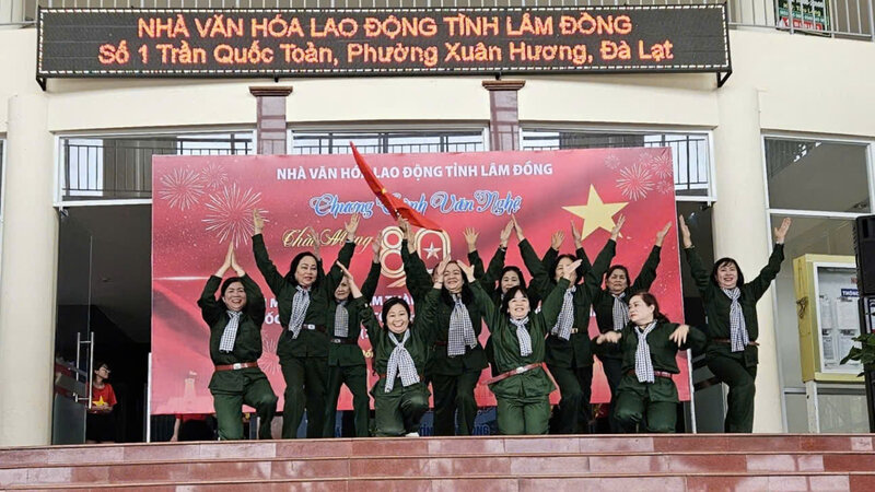 La Maison de la culture du travail de la province de Lam Dong organise de nombreuses activites pour celebrer le 80e anniversaire du succes de la Revolution d'Août et la fete nationale (2 septembre). Photo : Do Lam