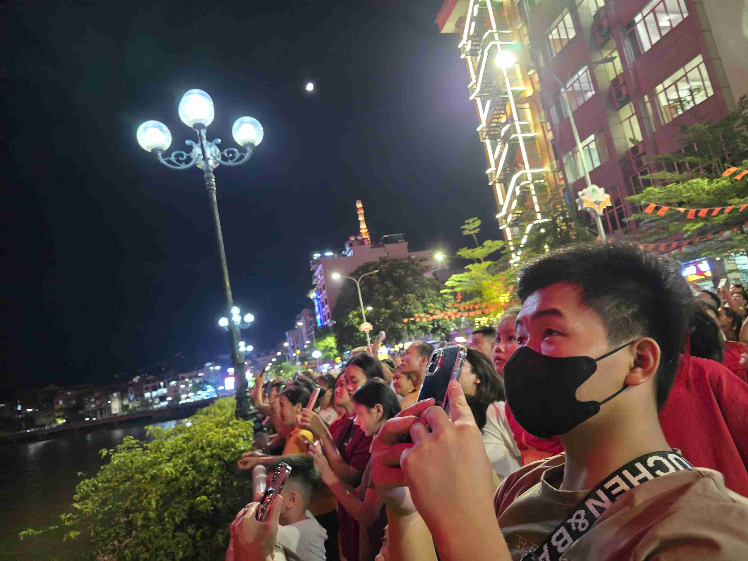 Dong dao nguoi dan theo doi phao hoa trong ngay Quoc khanh. Anh: Tan Van
