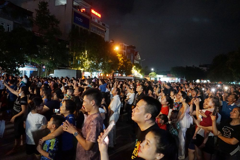 Nhieu nguoi to ra thich thu voi man ban phao hoa tai xu Thanh. Anh: Quach Du