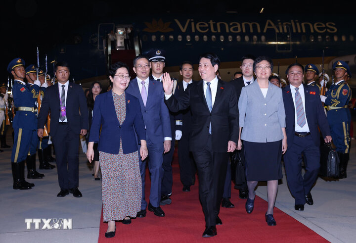 Ceremonie d'accueil du membre du Bureau politique et president de la Republique Luong Cuong a l'aeroport international de la capitale Pekin en Chine dans la soiree du 2 septembre. Photo : TTXVN