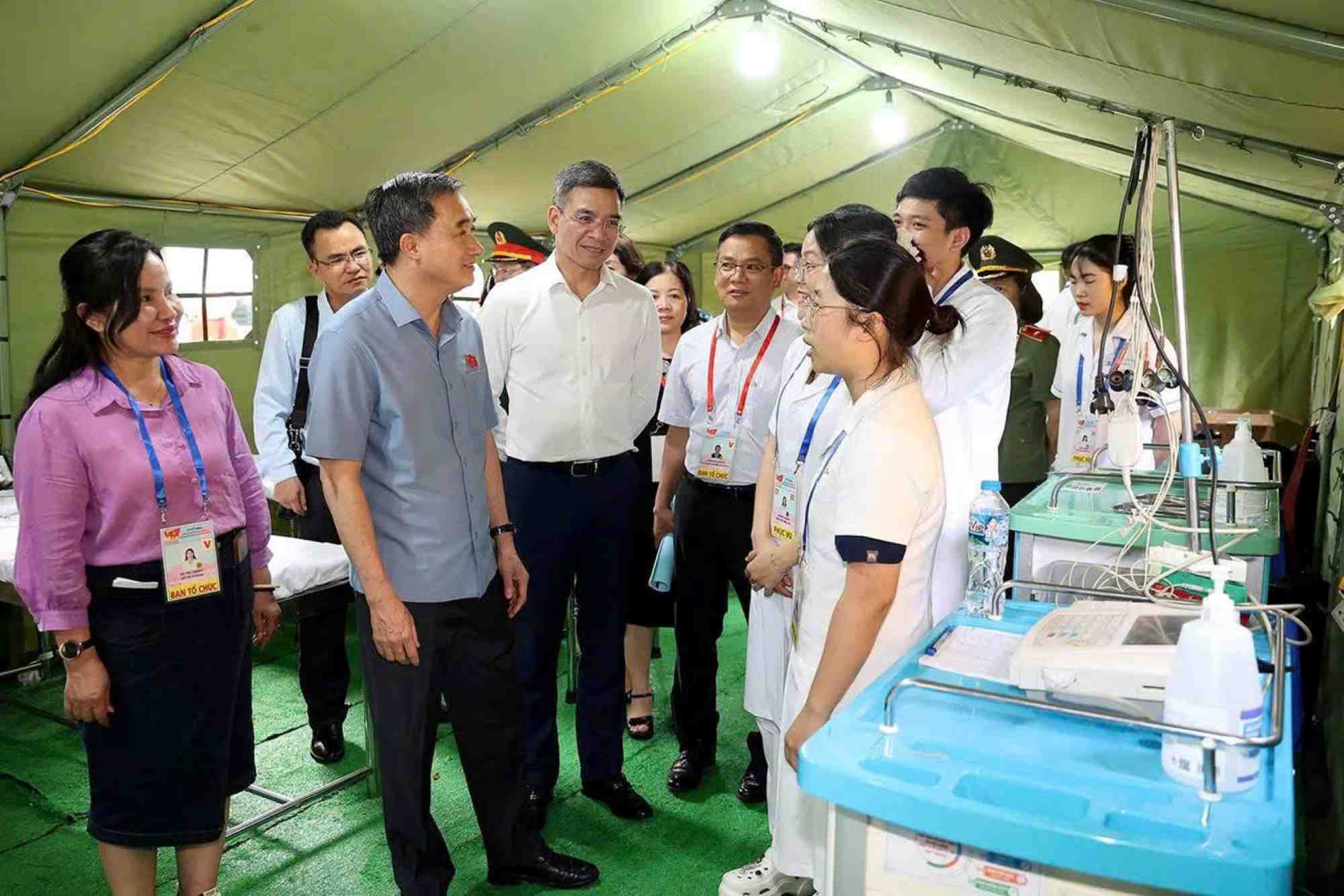 On the morning of September 2, Prof. Dr. Tran Van Thuan (2nd from left) - Deputy Minister of Health directly commanded the health assurance work for the parade and parade at the A80 Medical Response Command Center located at the Hanoi 115 Emergency Center. Photo: Le Hao