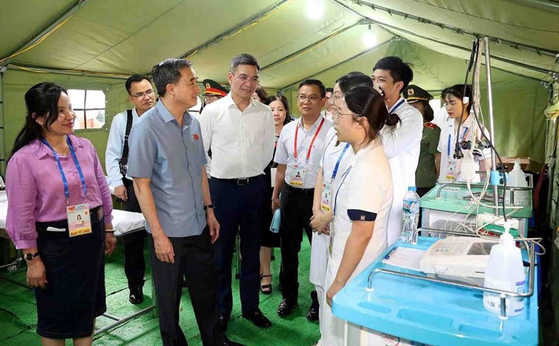 On the morning of September 2, Prof. Dr. Tran Van Thuan (2nd from left) - Deputy Minister of Health directly commanded the health assurance work for the parade and parade at the A80 Medical Response Command Center located at the Hanoi 115 Emergency Center. Photo: Le Hao
