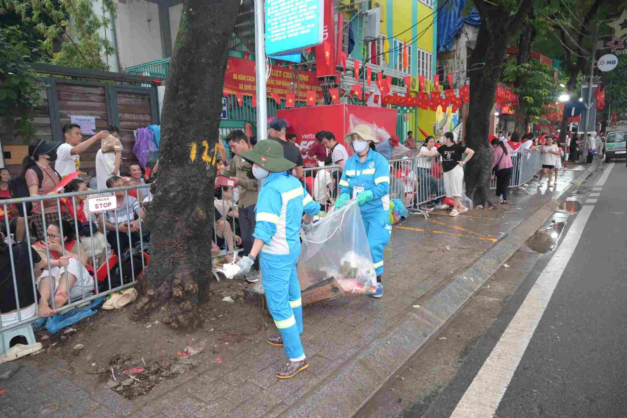 Les ouvriers de l'environnement collectent les dechets pour rendre la capitale Hanoï verte propre et belle. Photo : Thanh Son