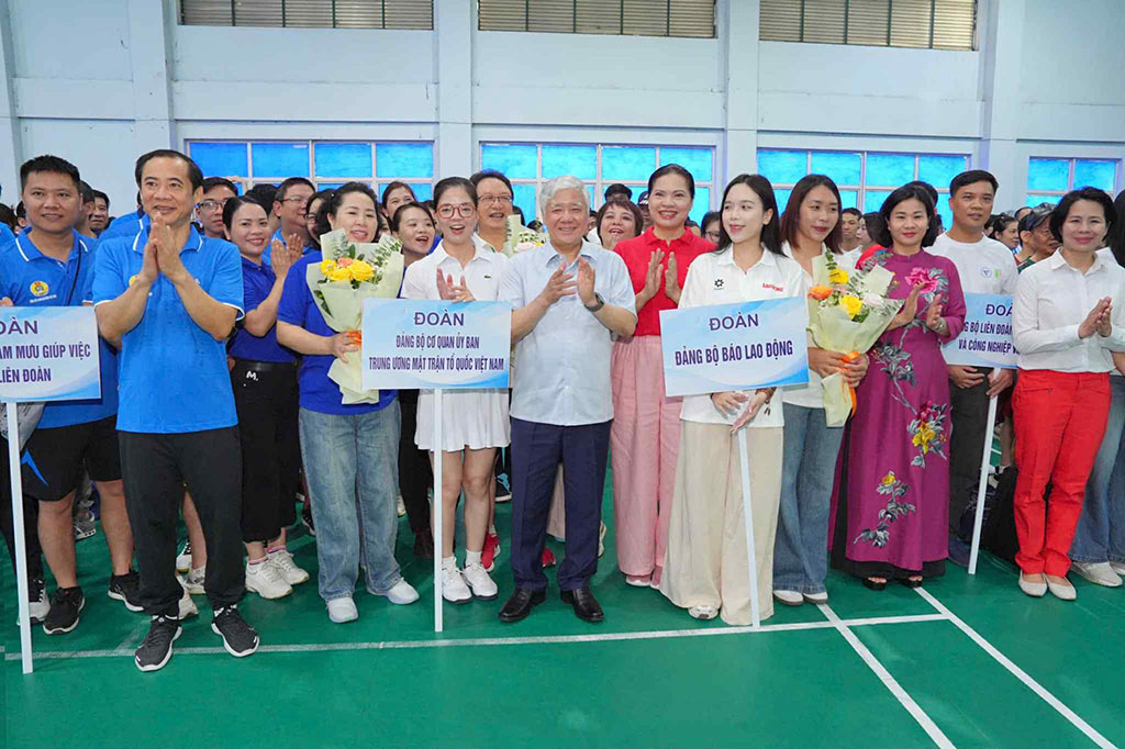 Ong Do Van Chien - Uy vien Bo Chinh tri, Bi thu Trung uong Dang, Bi thu Dang uy MTTQ, cac doan the Trung uong, Chu tich Uy ban Trung uong MTTQ Viet Nam dong vien cac doi tham gia hoi thao. Anh: Huu Chanh