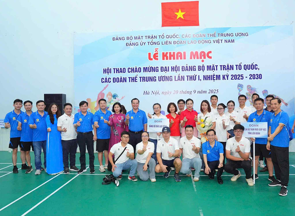 Ong Nguyen Dinh Khang - Uy vien Trung uong Dang, Pho Chu tich Uy ban Trung uong MTTQ Viet Nam, Chu tich Tong LDLDVN dong vien cac doi tham gia hoi thao. Anh: Huu Chanh