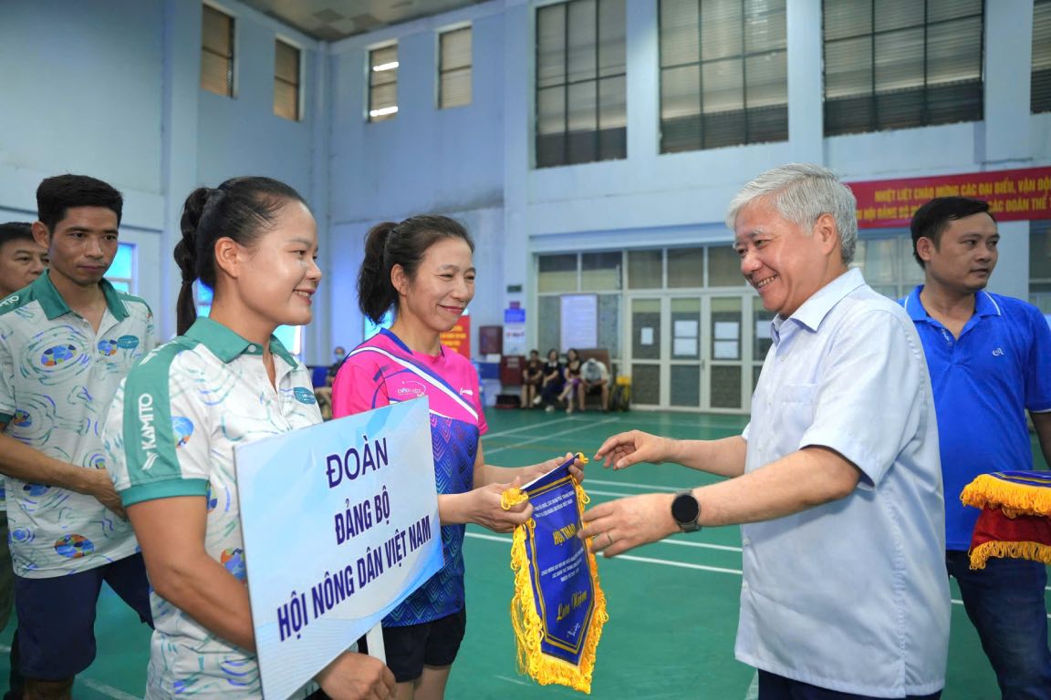 Mr. Do Van Chien - Politburo member, Secretary of the Party Central Committee, Secretary of the Party Committee of the Vietnam Fatherland Front, Central organizations, Chairman of the Central Committee of the Vietnam Fatherland Front presented the Memorial Flag to the team participating in the sports festival. Photo: PV Group