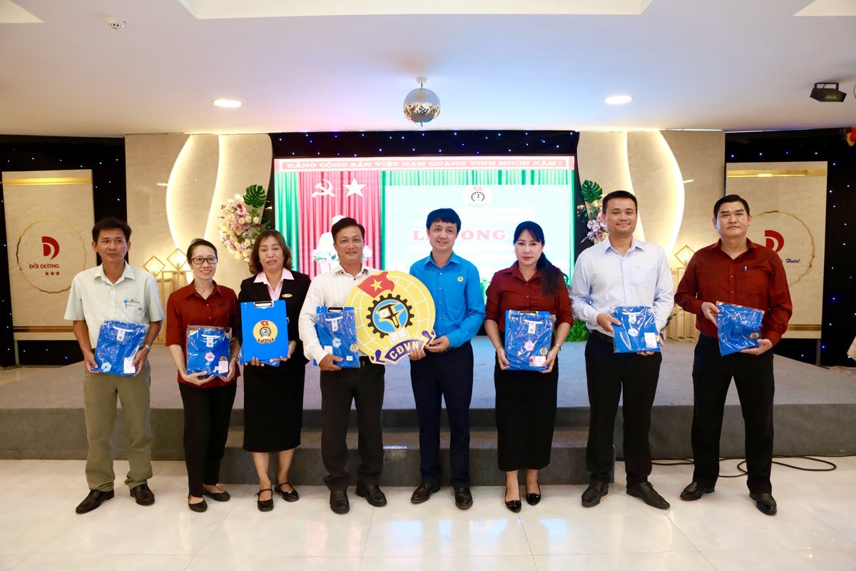 Trao quyet dinh thanh lap Cong doan co so Khach san Doi Duong. Anh: Duy Tuan 