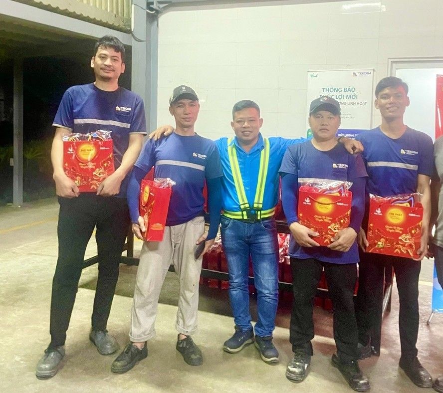 TEKCOM Joint Stock Company's Trade Union presents Mid-Autumn Festival gifts to union members and workers. Photo: Provided by the Trade Union