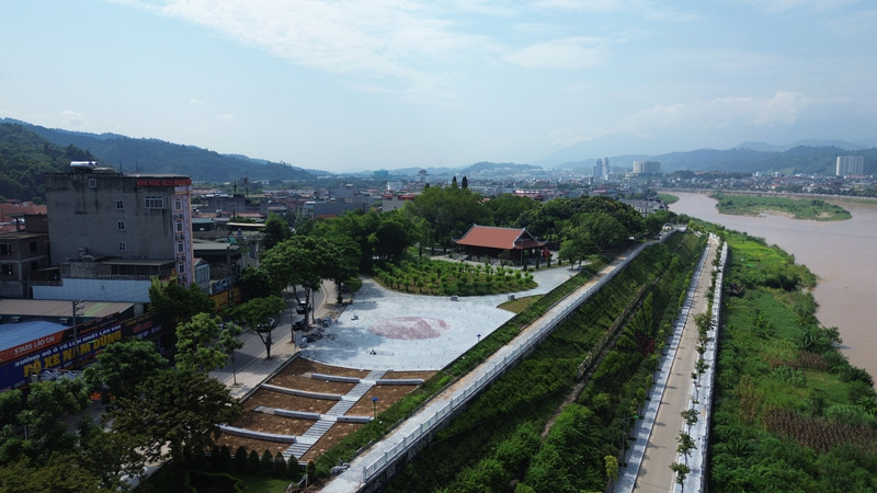 Cong vien Ho Chi Minh nam canh dong song Hong chay qua tinh Lao Cai. Anh: Dinh Dai