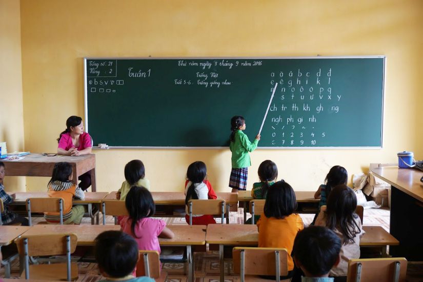 수업 중인 Y ty 초등학교(라오까이성) 교사와 학생. 사진: Hai Nguyen