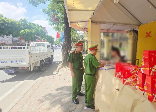 The authorities handled the violating moon cake selling facility on Ngo Xuan Quang Street, Gia Lam Commune. Photo: CAHN