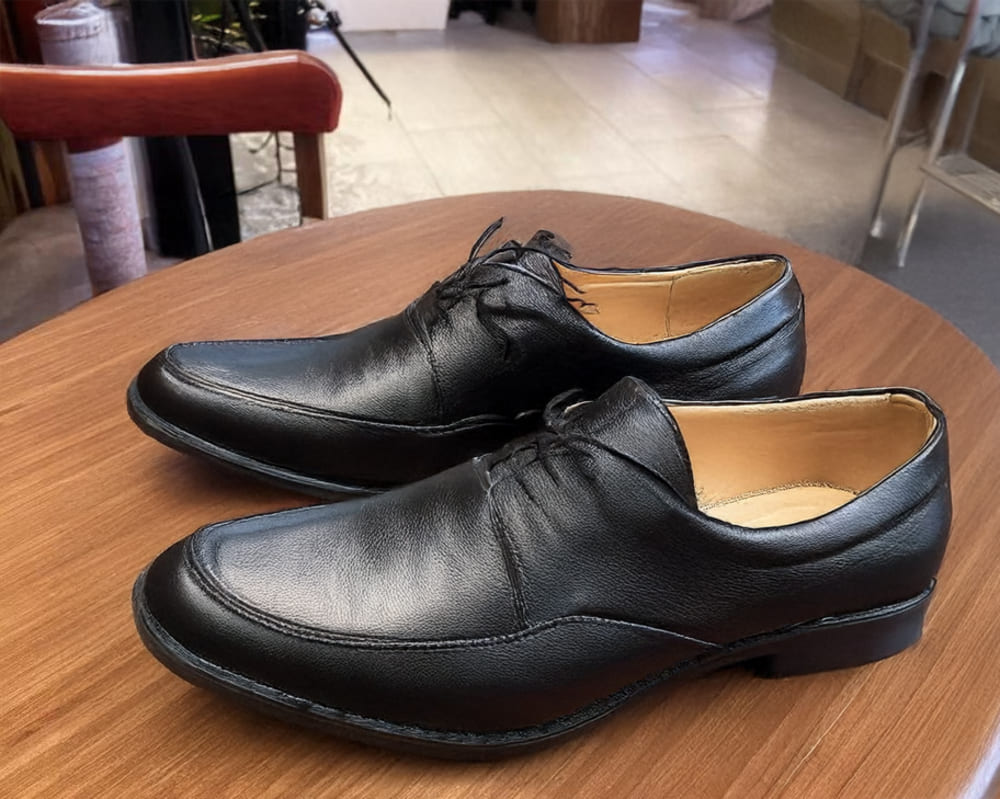Some basic reasons why black shoes lose color after a period of use. Photo: Tuan Dat