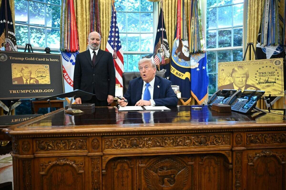 도널드 트럼프 미국 대통령이 9월 19일 비자 행정 명령에 서명하고 있습니다. 사진: AFP