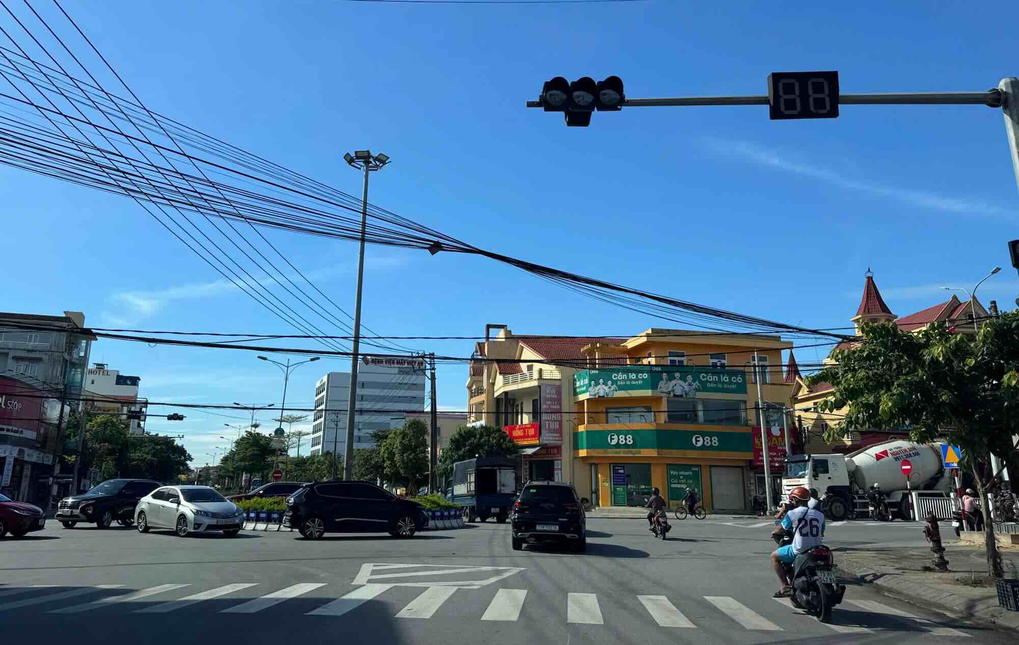 Đã nhiều ngày trôi qua nhưng đến nay, tín hiệu đèn giao thông tại điểm giao Trần Hưng Đạo - Phạm Văn Đồng - Tố Hữu vẫn chưa được sửa chữa. Ảnh: Công Sáng