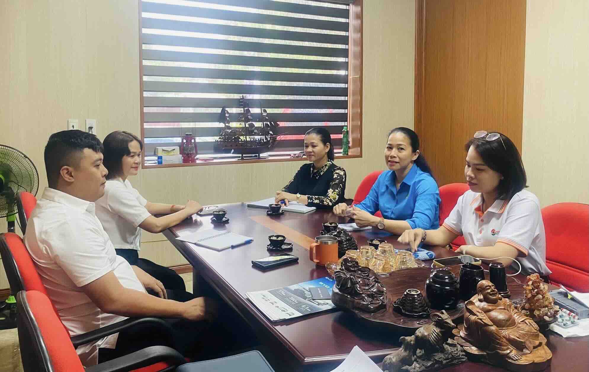 The Standing Committee of the Nam Dong Ha Ward Trade Union worked with the Executive Committee of the Trade Union of the Sun Taxi Company Branch in Quang Tri, grasping the situation of trade union activities and taking care of workers. Photo: Quang Tri Trade Union