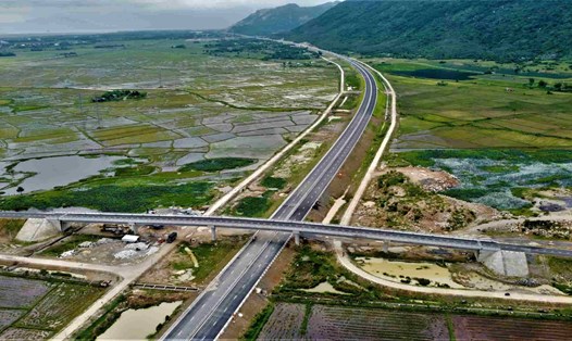13km cuối cùng của tuyến cao tốc Vân Phong - Nha Trang vừa được hoàn tất. Ảnh: Hữu Long