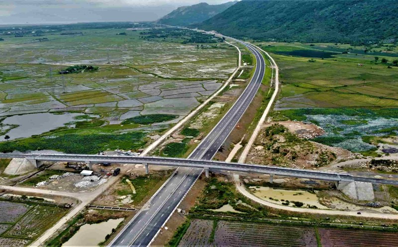 The last 13km of the Van Phong - Nha Trang expressway has just been completed. Photo: Huu Long