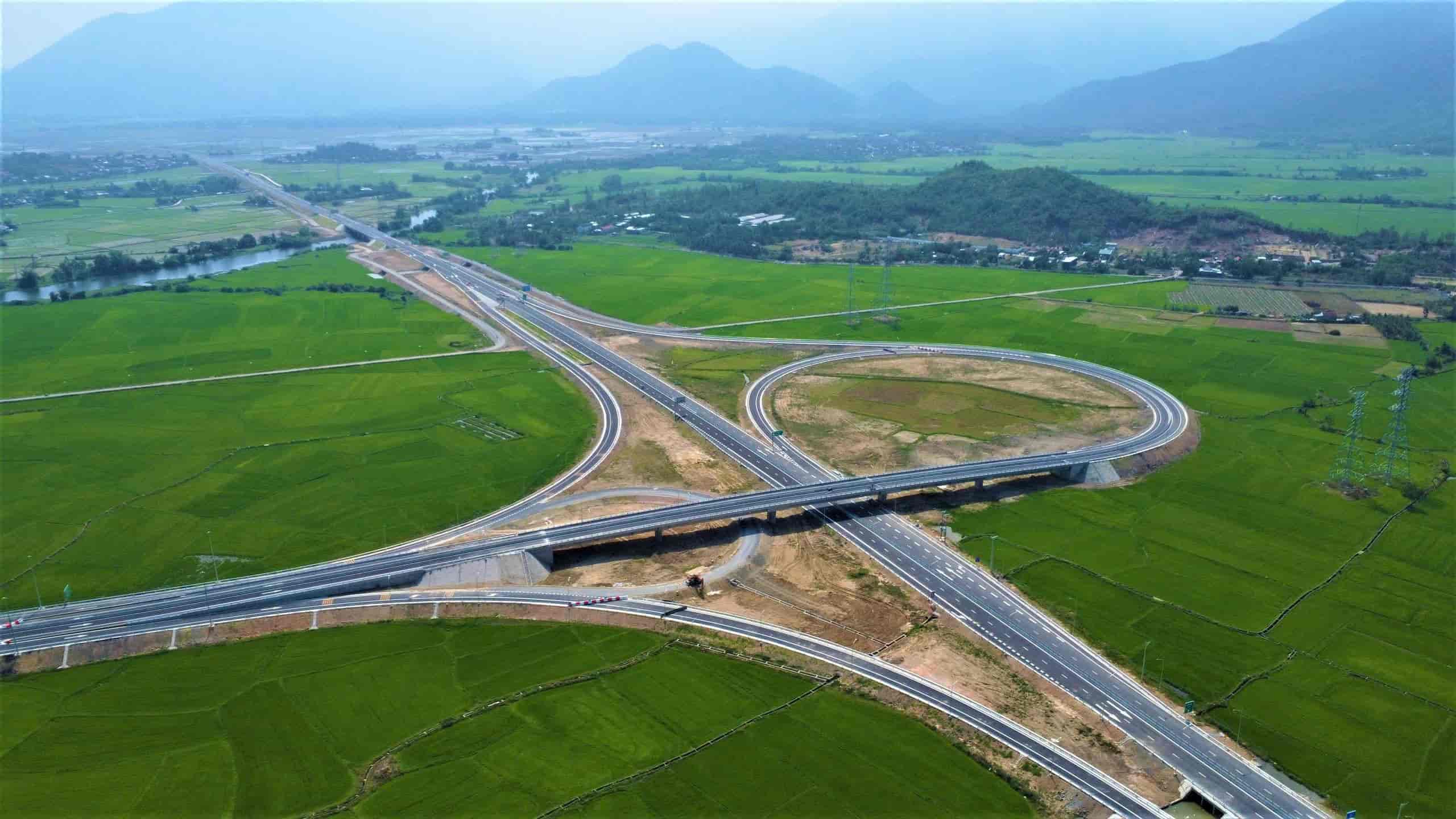 13km dau tuyen cao toc Van Phong - Nha Trang nhin tu tren cao. Anh: Huu Long