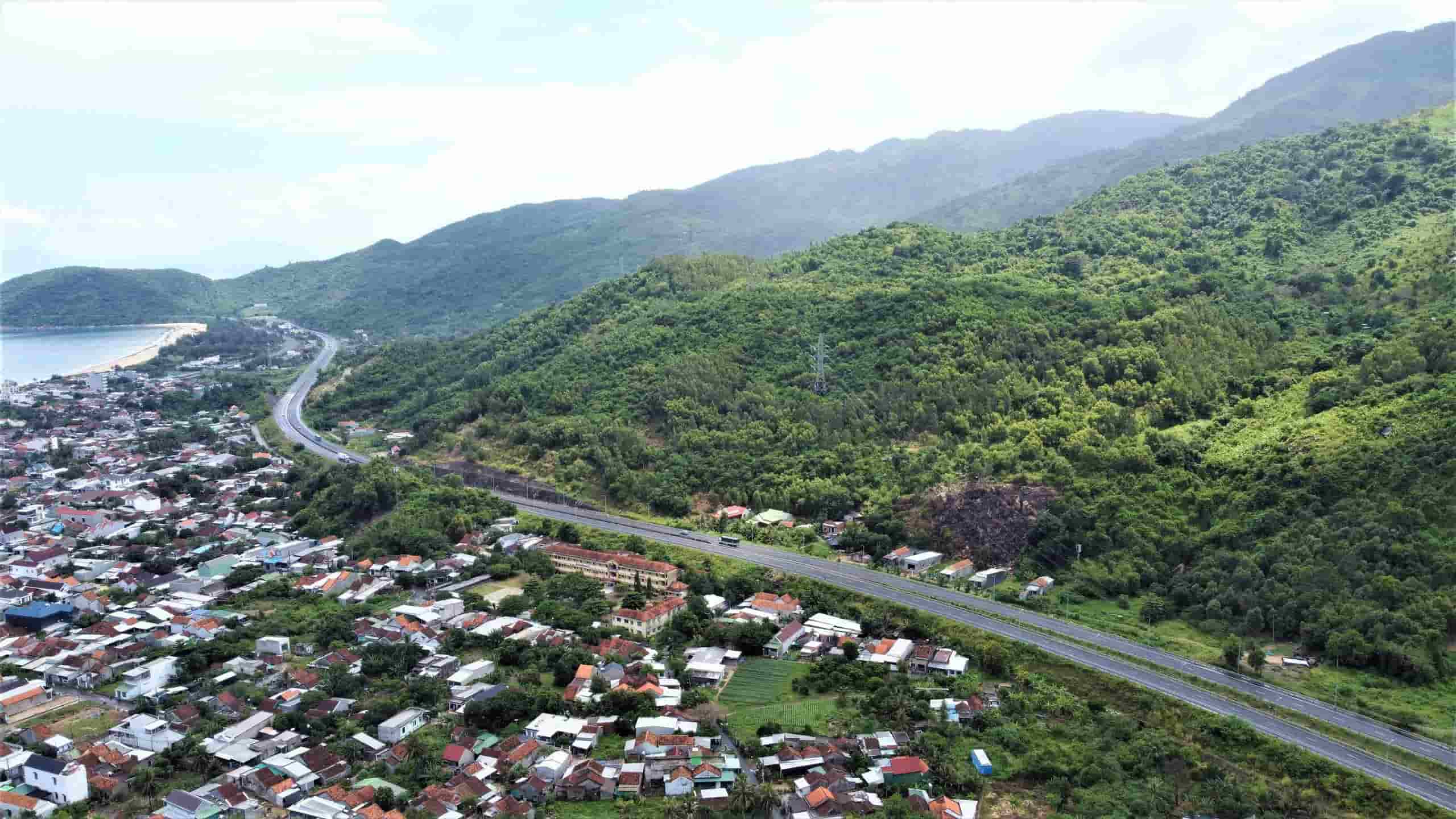 Phan doan 13 km nay nam o dau tuyen, chay song song voi Quoc lo 1, do Cong ty VNCN E&C va Cong ty CP Hai Dang thi cong. Anh: Huu Long