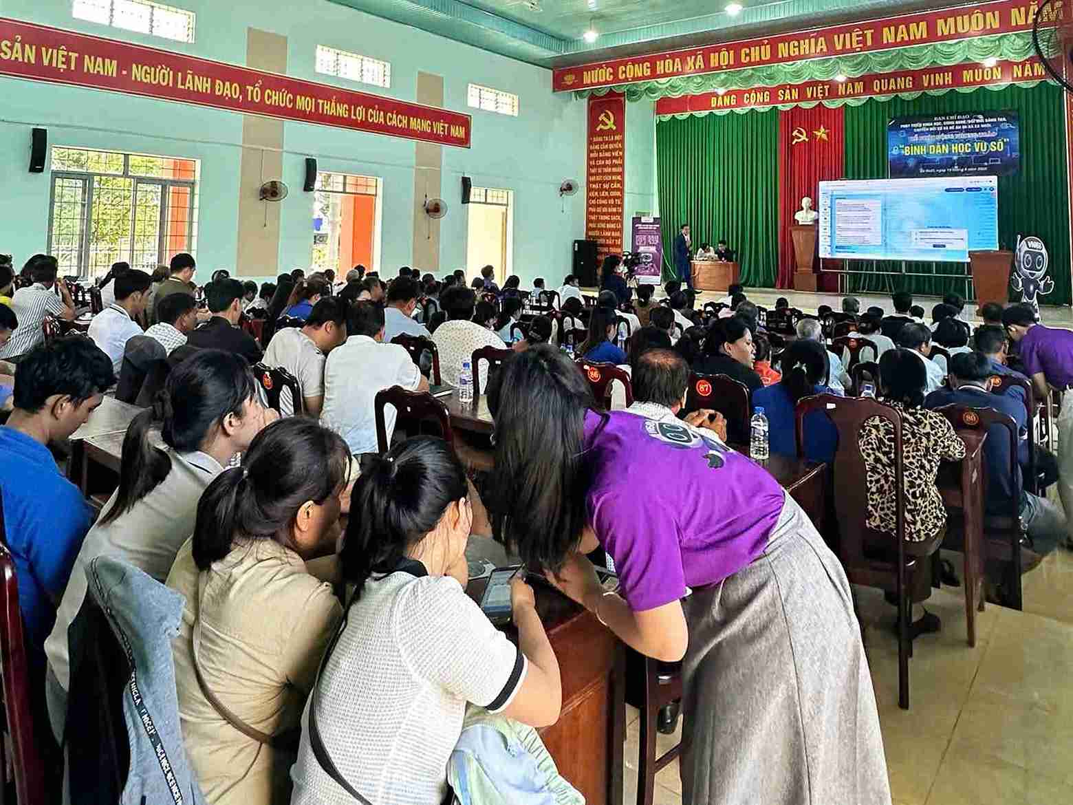 People in Ea Nuol villages and hamlets (Dak Lak province) are instructed to access and use tools and technology applications to apply in real life. Photo: Bao Trung