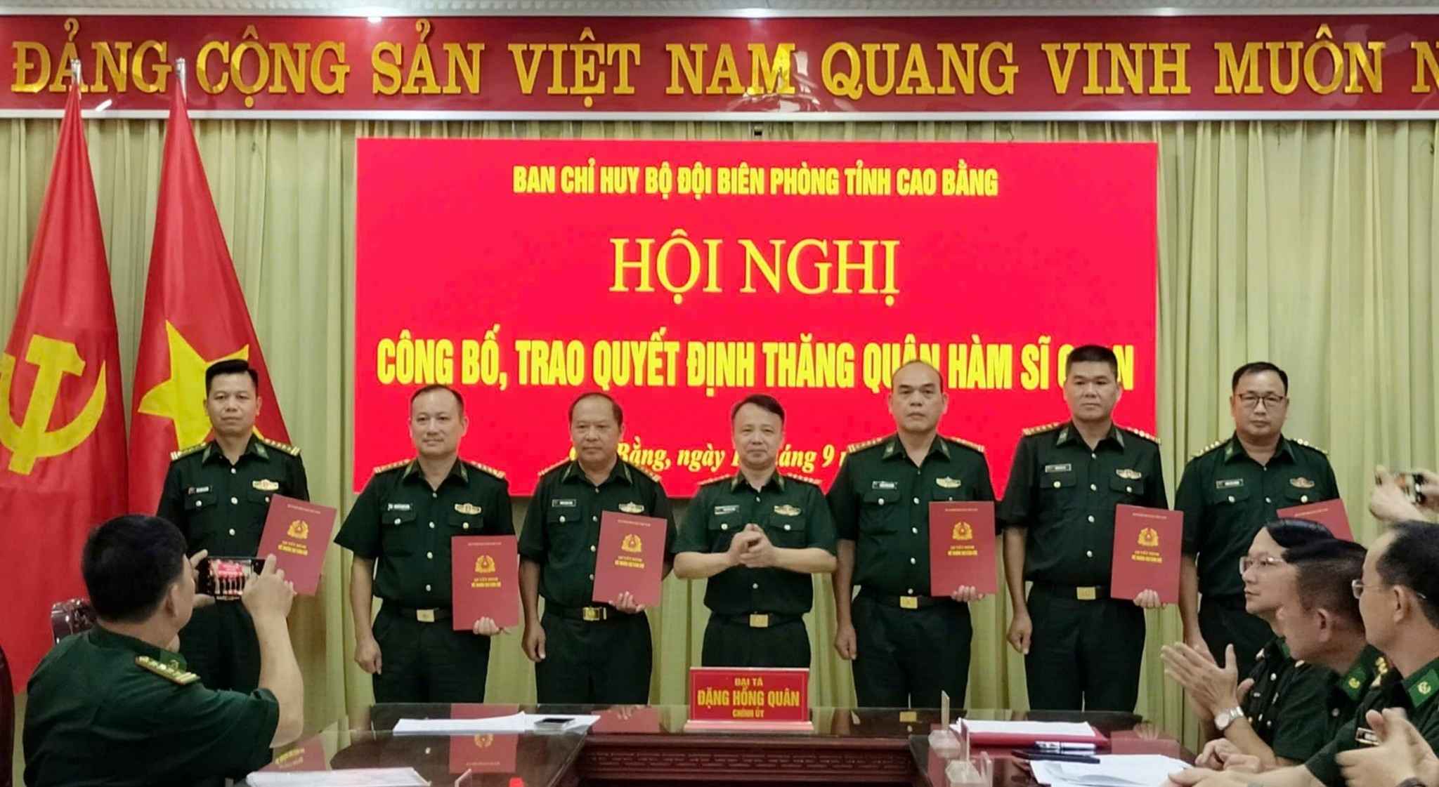 BDBP 간부들이 계급 진급 및 조기 퇴직 결정을 받고 있습니다. 사진: 까오방 BDBP