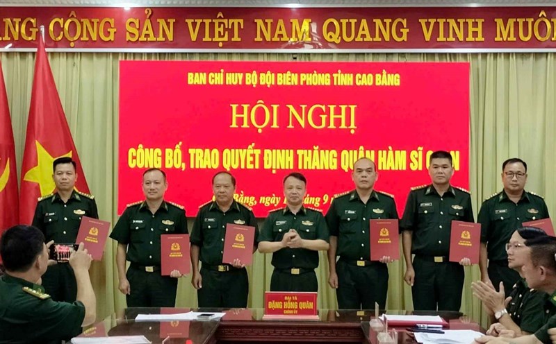 Border Guard officers receive decisions to promote their ranks and retire early. Photo: Cao Bang Border Guard