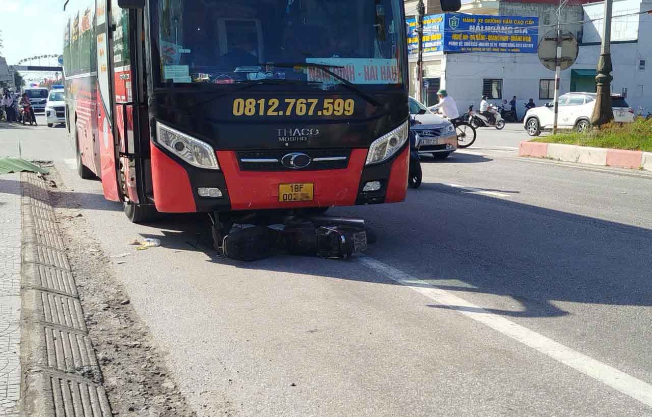 Hiện trường vụ va chạm với xe khách khiến người đi xe máy tử vong. Ảnh: Đức Tuấn.