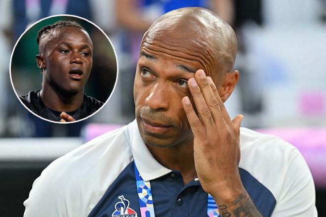 앙리는 첼시 소속 선수인 켄다의 용기에 감명을 받았습니다. 사진: AFP