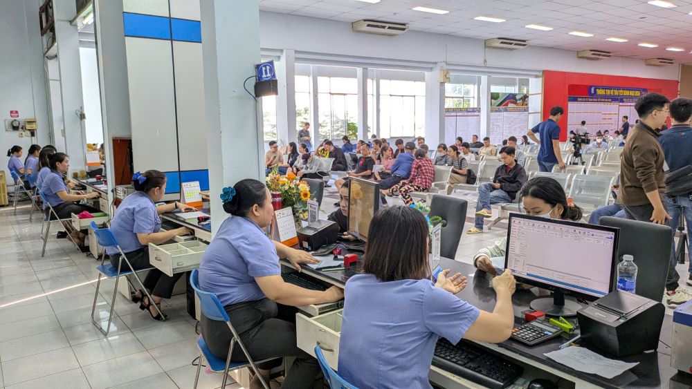 Khong khi ngay dau mo ban ve Tet Binh Ngo 2026 tai ga Sai Gon. Anh: Anh Tu