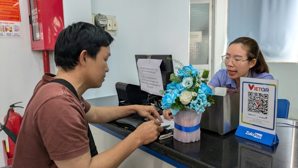 Nguoi dan ong di tu Bien Hoa luc rang sang, boc so 001 mua ve tau Tet o ga Sai Gon