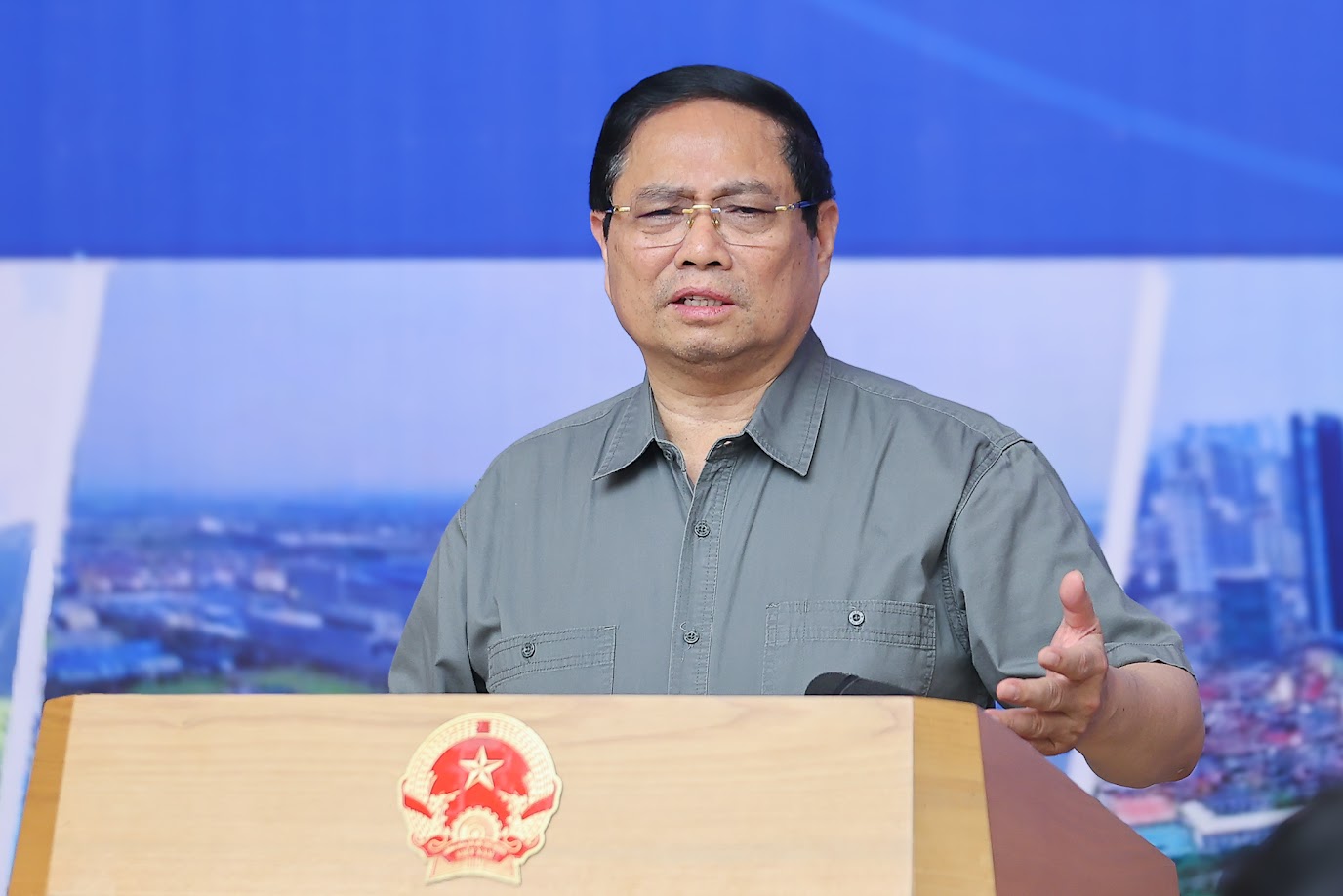 정치국 위원인 Pham Minh Chinh 총리는 일반 건축 자재 광산을 민간에 넘겨주는 상황을 허용하지 않아 가격이 부풀려진 광물을 비축하는 것을 막아야 한다고 강조했습니다. 사진: Nhat Bac