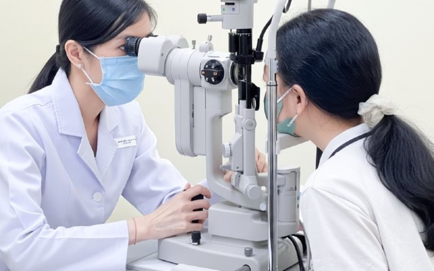 Doctor examines the patient's eyes. Photo: Provided by the hospital