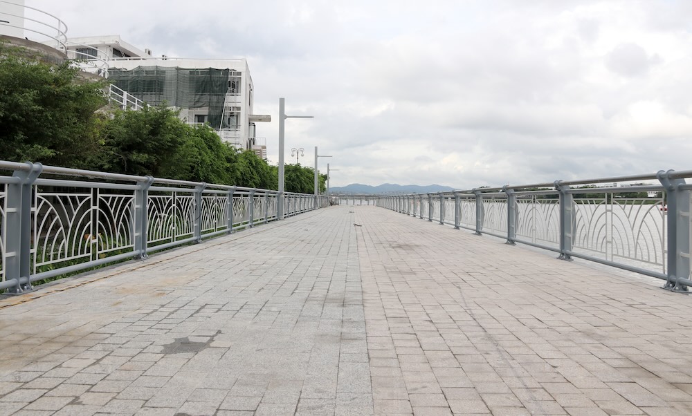 La route pietonne au bord de la riviere Huong sera achevee plus tot que prevu. Photo : Nguyen Luan