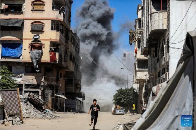 Khoi boc len o Thanh pho Gaza sau cuoc khong kich cua Israel, ngay 12.9.2025. Anh: Xinhua
