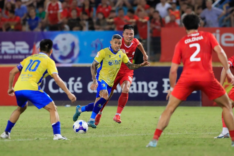 하노이 FC(노란색)는 V.리그에서 외국인 선수에 대한 해답을 아직 찾지 못했습니다. 사진: 민단