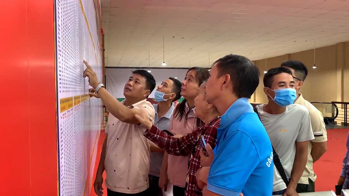Les habitants attendent depuis 4 heures du matin pour acheter des billets de train du Tet Binh Ngo 2026 lors du premier jour de vente a Ho Chi Minh-Ville.