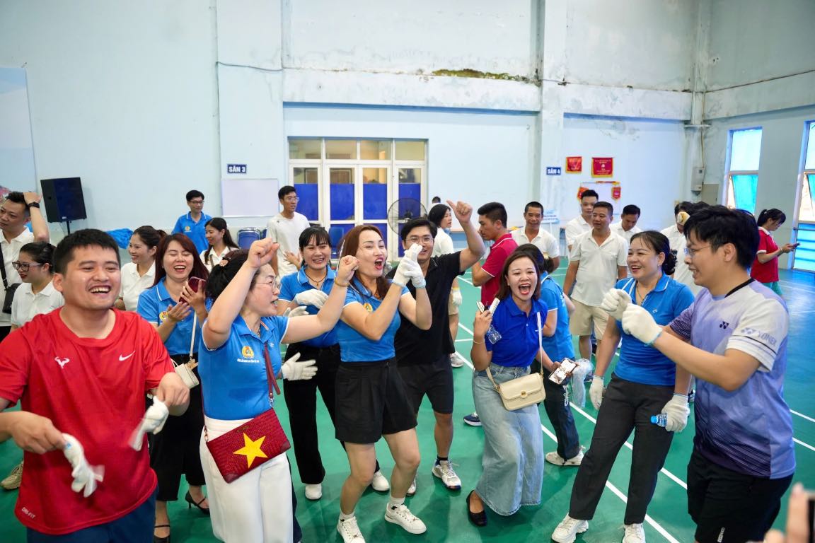 Cac van dong vien an mung khi gianh chien thang trong mon keo co. Anh: Huu Chanh