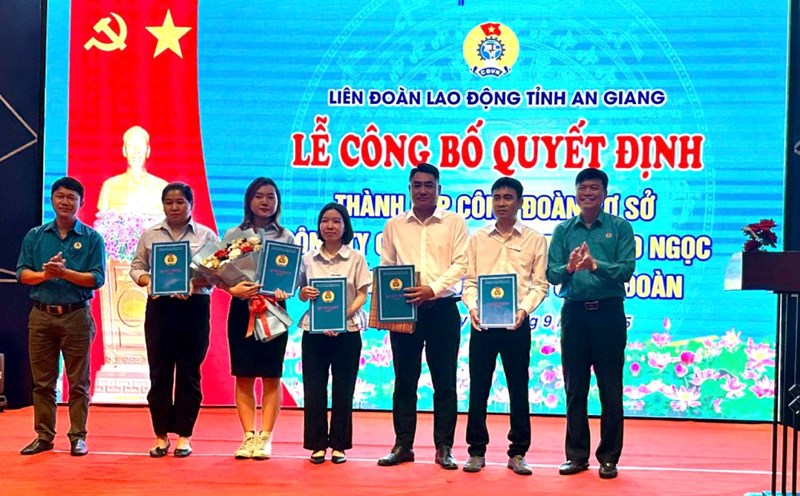 Decision to establish the grassroots trade union of Binh Minh Dao Ngoc Joint Stock Company under the Phu Quoc Special Zone Trade Union. Photo: An Giang Labor Federation